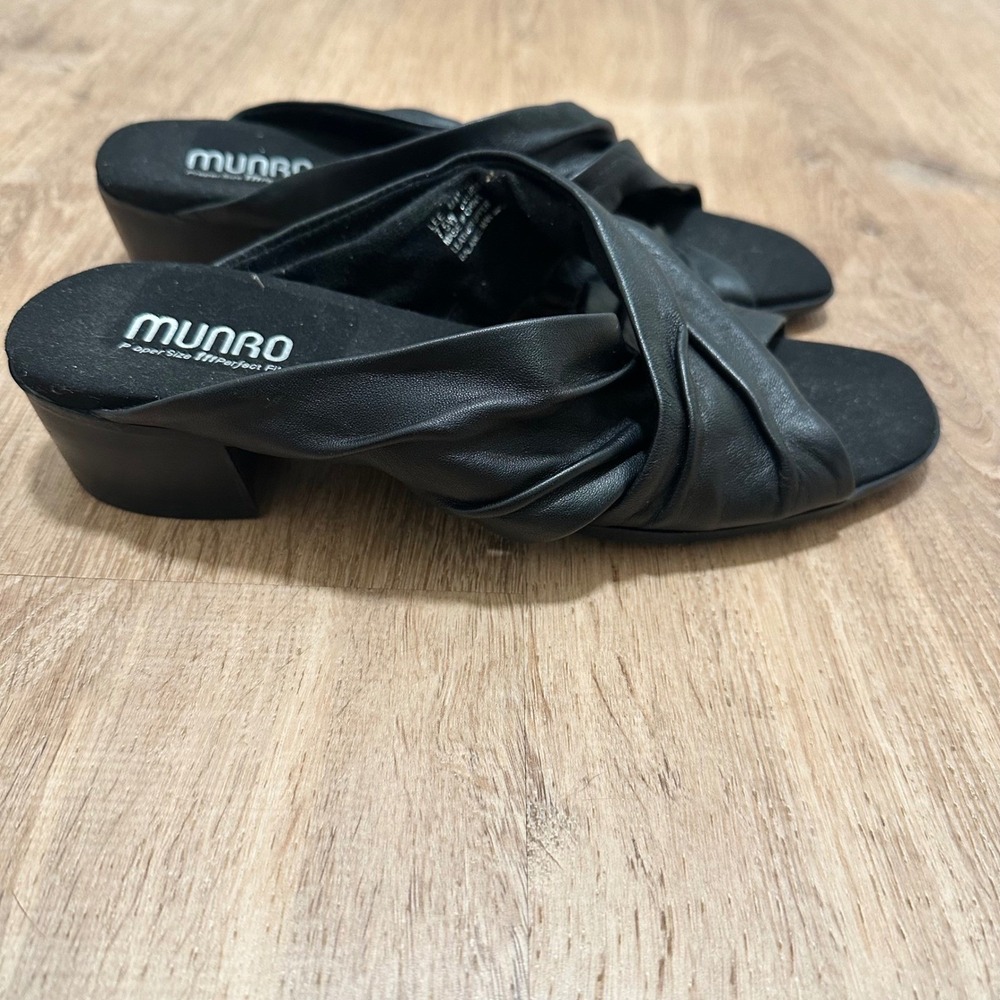MUNRO | Black Leather Open Toe Twisted Kitten Slide Mules, 7.5W (L), 7.5M (R) - Picture 7 of 12